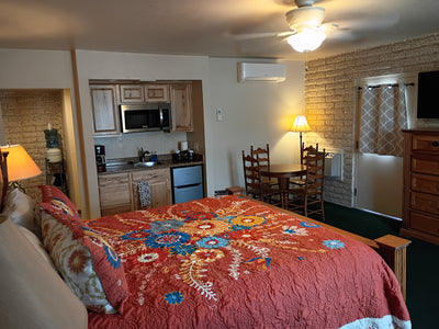 Annie Oakley Guest Room and Suite