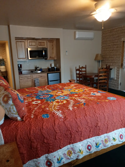 Annie Oakley Guest Room and Suite
